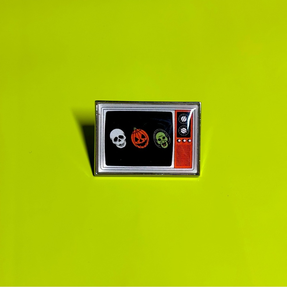 Hallowe III : season of the witch enamel pin!